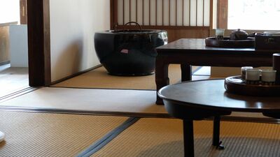 家族で夕食中、見知らぬ男性が突然家に入ってきた。男性は「こちらです。どうぞご自由に見てください」と言い…