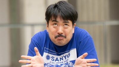 苗字が6回変わった鈴木もぐら「外食は必ず質屋に寄った後」だった幼少期。車に戻ってくるなり母が放った＜衝撃の一言＞とは