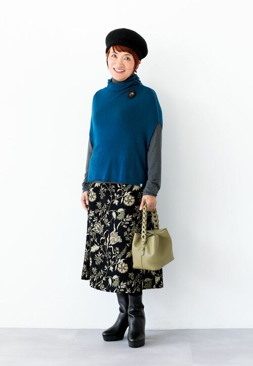 ゴブラン織りスカート/タバサ(パパス) ブルーニット/アンティパスト(クープ・ドゥ・シャンピニオン) ハイネック/ステートオブマインド(ゲストリスト) 帽子/エスタ(ムーンバット) イヤリング、ブローチ/ともにアビステ バッグ/カシュカシュ(アンビリオン) ソックス/靴下屋(タビオ) ブーツ/ランバン オン ブルー(モーダ・クレア)