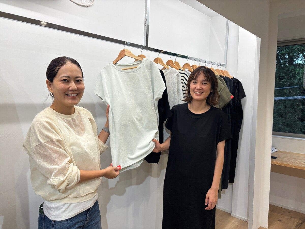 ブラキャンセル服を開発したキャンプの榊原さん（左）と鈴木さん