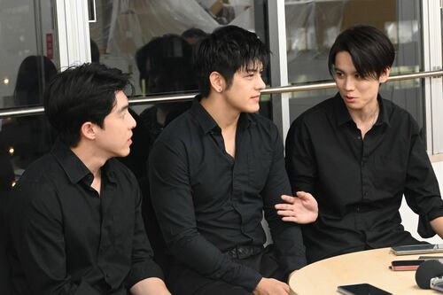 取材に応じる3人