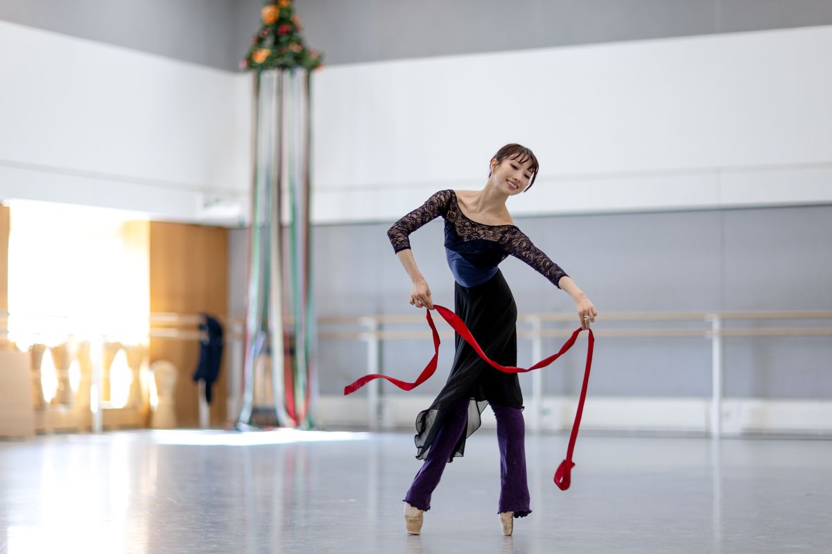 稽古場でリボンを使う高田茜さん