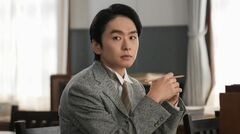 熊本第五高等中学校の英語教師。演じるのは＜べらぼうな浮世絵師＞役で注目を集めた…『ばけばけ』 熊本編キャスト紹介