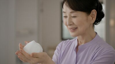 吉永小百合出演の新CM公開。17歳の頃の名曲『いつでも夢を』をCM楽曲に。元気の秘訣は「素敵なものに触れること」スキンケアブランド〈五島の椿〉