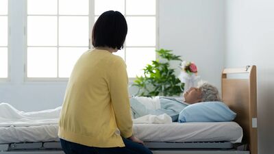 現役看護師が実感する、在宅医療で終末期を迎えることの難しさ。本人が積極的な治療を希望していなくても、家族が救急車を呼んでしまうと…