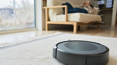手作業で掃除をする時代は終了。きれいな家が勝手に保たれる「ロボット掃除機」の活用法を紹介。ルンバを安く買う裏技は…