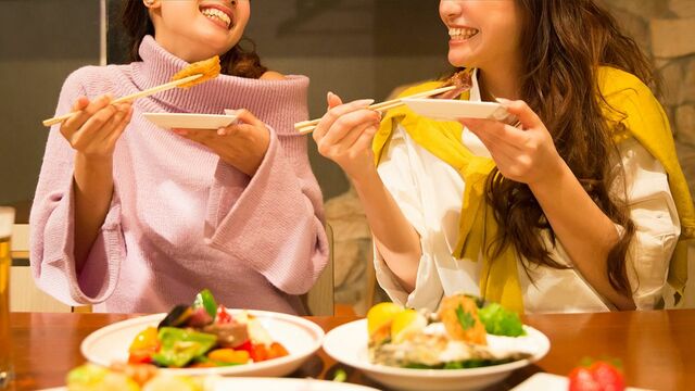 女性2人の食卓