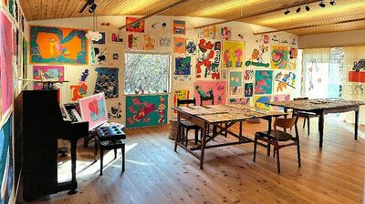 イラストレーター・阿部真理子さん没後15年。節目のイラスト展が岡山・吉田牧場「FUN」で開催。なんとこの建物、外壁は…