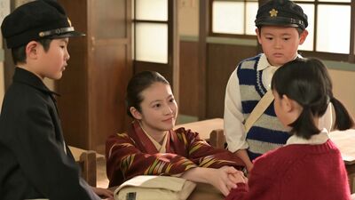 明日の『あんぱん』あらすじ。兄に赤紙が届き、不安がる生徒へ勇ましい言葉をかけるのぶ。一方、赤紙を受け取った嵩が会いに行ったのは…<ネタバレあり>