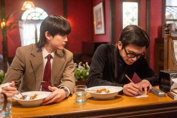 左から辛島健太郎（高橋文哉さん）、柳井嵩（北村匠海さん）