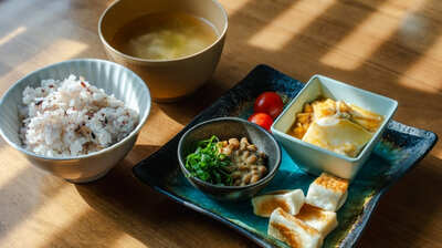 １日３回、バランスのよい食事が更年期の不調を軽くする。総合内科専門医「意識してとりたいのは＜タンパク質＞。肌や髪など、見た目の健康や女性ホルモンにも関わっていて…」