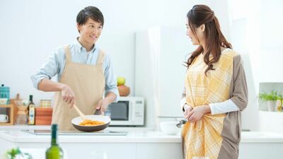 交際半月、彼氏の家で食事をごちそうになったら皿洗いはすべき?「元カノは手伝ってくれたのに」と不機嫌に…アラサー女性「まだ尽くすほど好きになっていない」