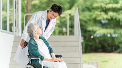 なぜ多くの患者家族が<できることは全部やってください><先生におまかせします>と言ってしまうのか?現役看護師「そこに患者さん個人の意思や思想、理念がどれだけ入っているかといえば…」