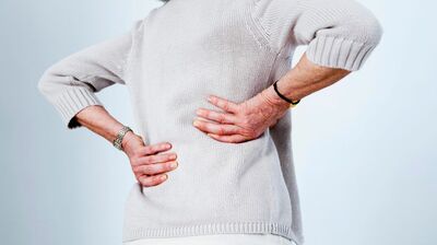 背中が丸くなると血流・呼吸に自律神経、認知機能にまで影響を…チェックポイントや対策は？総合内科専門医が＜更年期女性こそ気をつけたい骨と姿勢＞を解説