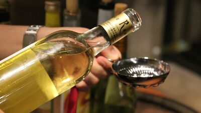 【10月号プレゼント】約160種の甲州市推奨ワインが楽しめる「地下ワインカーヴ」試飲ペアチケット（タートヴァン付き）を2組4名様に