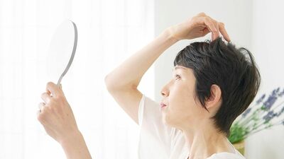 「60代すぎたら洗髪は毎日しないほうがいい？」「シャンプーは高価なものほどいい？」医師が答えるシニアの髪のお手入れ