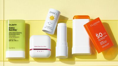 日焼け防止には日中のこまめな塗り直しが効果的!パウダー、ミスト、スティック好みに合わせて。ブルーライトカット、冷感成分配合など多機能も