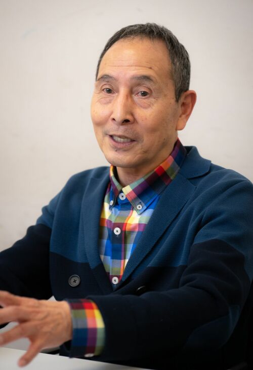 インタビューを受ける里見まさとさん