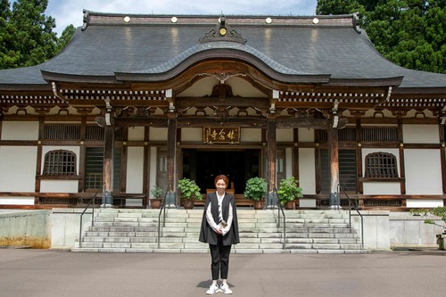 本堂と越乃さんの写真