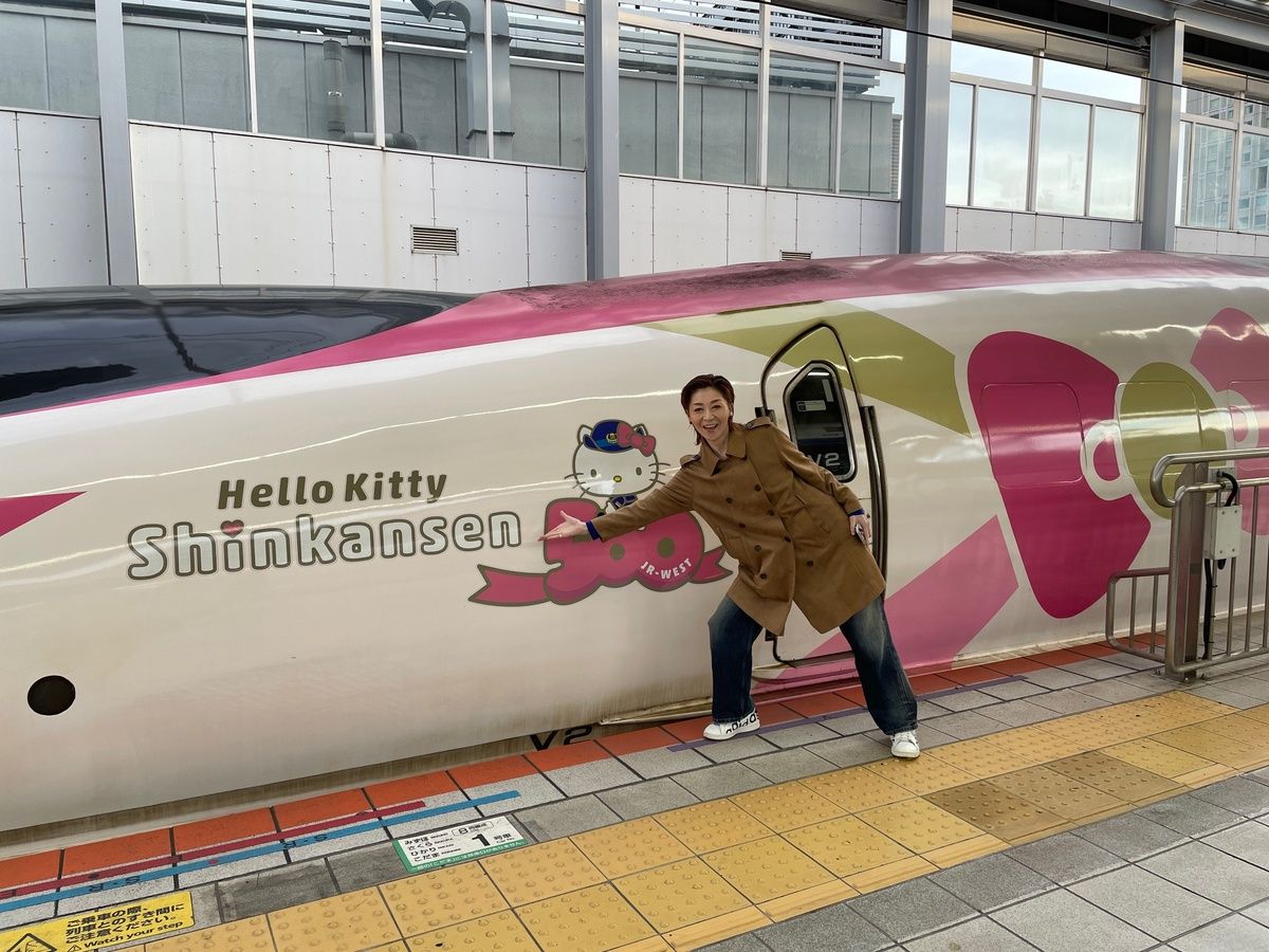 宝塚元男役、偶然「ハローキティ新幹線」に乗った。キティちゃんは猫