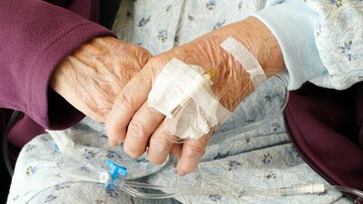 現役看護師が語る<延命治療>のリアル「呼吸が止まった90歳女性。心臓マッサージを始めると、ひとつめの圧迫でボキっと肋骨の折れる音が…」