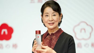 吉永小百合さんが36年ぶりに化粧品のCMに。「五島の椿」新CM発表会「悩み事を解決する魔法の言葉は〈明日があるさ〉」