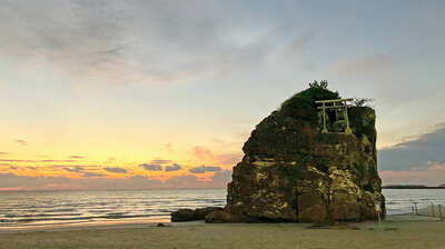 『ばけばけ』モデル・小泉八雲が神聖さを見出した地<出雲>。神事が行われる浜で夕日を拝み、現代的な生活の中で失われてしまった「あるもの」を感じ取る