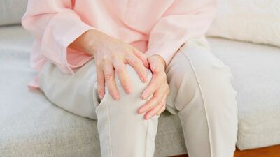 年を取るとなぜ膝が痛くなる?2つの原因と、痛みを軽減する「鍛えるべき筋肉」