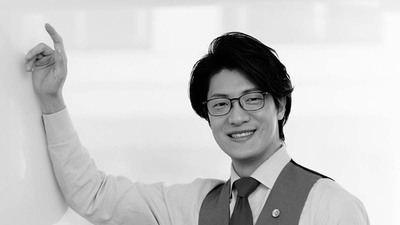 弁護士から30歳過ぎて芸人デビュー・こたけ正義感。法や社会問題をテーマにしゃべり倒す《弁論》が話題に