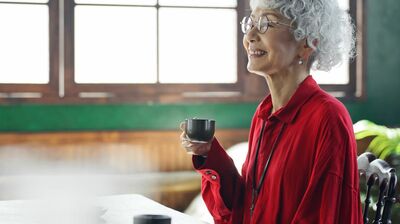 <おひとり様が苦手>な60代女性「食事はどこを見て食べれば…」「映画は感想を言い合いたい」一人行動のコツ、同世代からのアドバイスは…