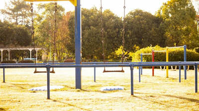 「タタタン、タタタン」公園から聞こえてきた太鼓を叩く音。そこには猿の面をつけた気味の悪い男が見えない猿を連れていて…