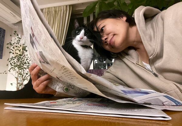 愛猫のクティと一緒に新聞を読む青木さやかさん