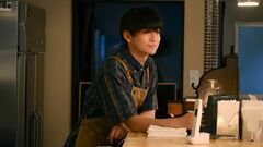 ＜なぜその服装？＞『Tシャツが乾くまで』雨の中を歩く充の〈ある変化〉に視聴者「農業始めた？」「バス降りた時と違う」