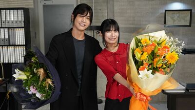 『DOCTOR PRICE』笑顔のクランクアップ。岩田剛典「戦いのような思いで臨んだ4ヶ月」蒔田彩珠「明日から皆に会えなくなるのが悲しい」
