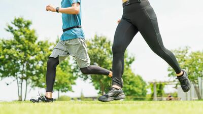マラソンを始めた夫。休みはいつも大会や練習会。さらに早朝からルンルンでマラソン仲間の女性をお迎えに行くようになり…