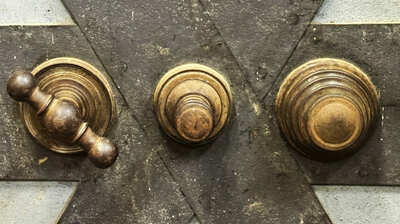 父親の友人を名乗る男性から借りた理想的な物件。しかし引っ越し初日、内見では存在していなかった＜大きな金庫＞が置かれていた。中に入っていたのは…