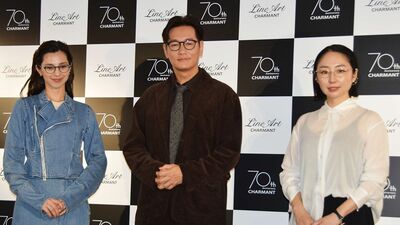 井浦新と中条あやみが秋の装いで“アートを纏ったメガネ”をかけ銀座に登場。俳優・モデルとして大切にしている心構えについて語る