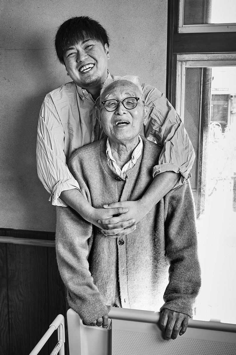 孫×100歳のおじいちゃんYouTubeが人気！「高校1年生で両親が他界。祖父