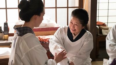 『あんぱん』不気味な笑顔を見せた国防婦人会・餅田民江。よく見ると伝説のドラマで金髪のカツラをかぶっていたあの…気づいた視聴者「振り幅大きすぎでしょ!」