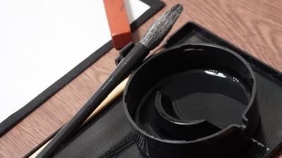 書道で「墨を磨る」ことの役割とは。墨汁では味わえない、心を解きほぐす時間に