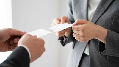 名刺の違いから知る昭和50年代の女性社員の立場。「男性より半歩さがって、素直で優しく」という当時の理想の表現か?