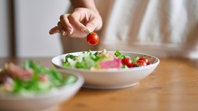 「野菜を食べれば疲れにくい」「肉を食べれば元気に」は思い込み？ 人気トレーナーが教える「疲れにくい体」をつくる食事術