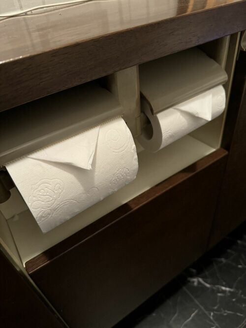 三角折りにしたトイレットペーパーの写真