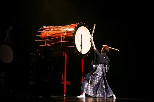 黒紋付と袴で大太鼓を叩く越乃さん