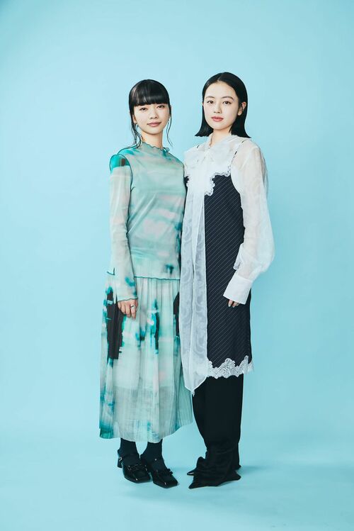 隣り合って立つ見上愛さんと上坂樹里さん