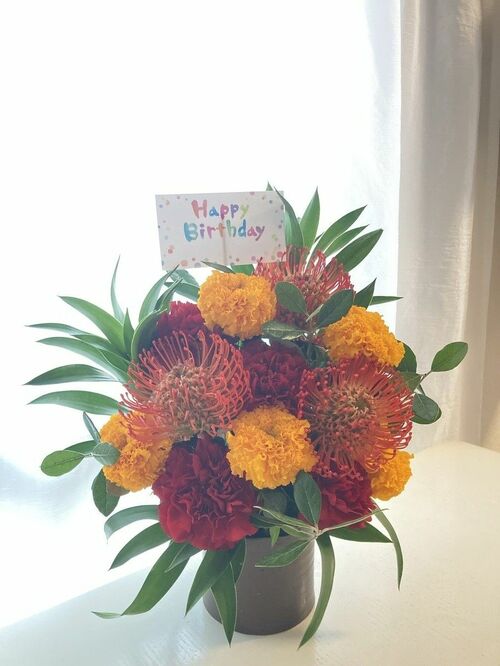 「Happy Birthday」のカードが添えられたお花