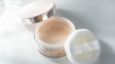 夕方になると目もとや口もとのシワが目立つ…フェイスパウダーによる<老け見え>を防ぐシンプルな方法をメイクのプロが伝授