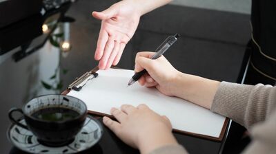 脱毛エステの無料カウンセリングに行った娘が帰ってこない！長時間動画を見せられ、執拗に勧誘され、契約寸前だった娘を危機一髪で助けたけれど…