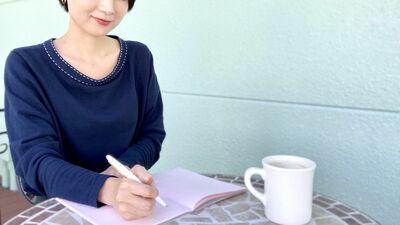 モヤモヤを文字にすることで癒される！ズボラでもできる書く瞑想「ジャーナリング」のススメ。頭の中の雑音を外に追い出すデトックス効果も