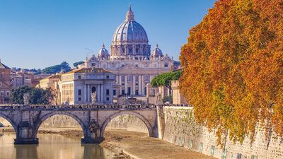 世界で唯一、国全体が世界遺産であるカトリックの総本山「バチカン市国」。大聖堂の円蓋に作られた窓から差し込む光は幻想的で